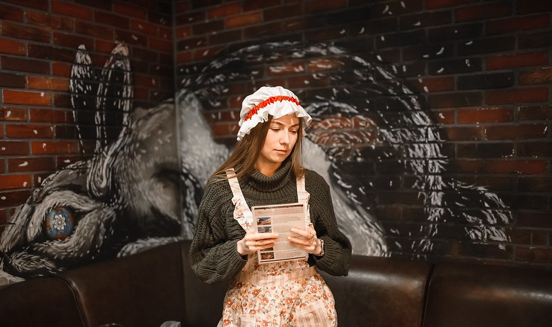 Выездные квесты на Международный женский день: организаторы проводят игру в школе Madrid