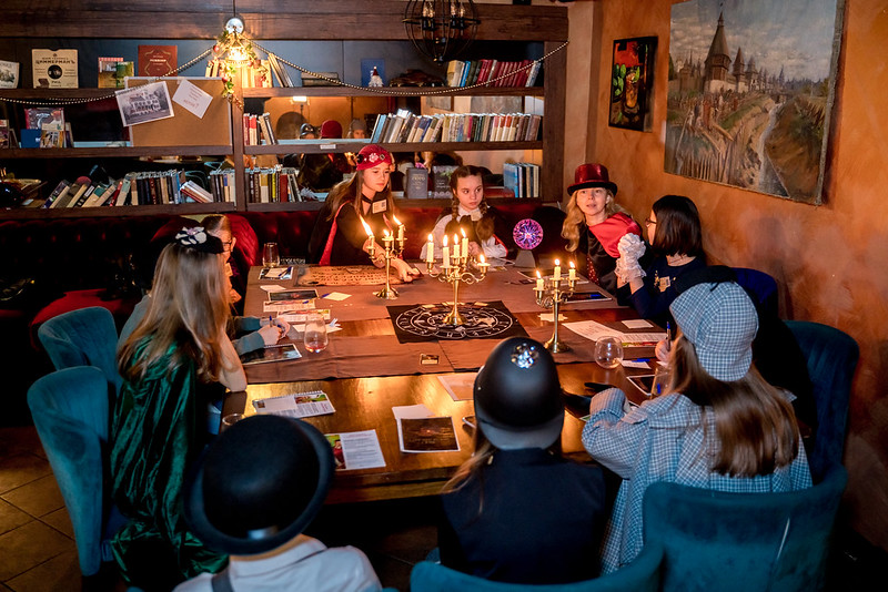 Дети разгадывают загадки в семейном квесте Хэллоуина в Madrid