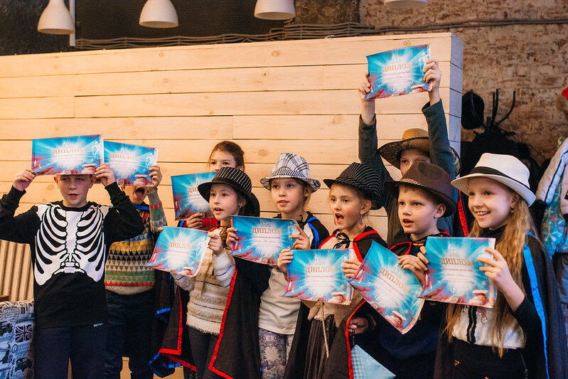 Как отметить Новый год классом — идеи для младших школьников в Madrid