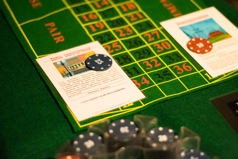 Ведущий развлекает гостей на корпоративе в Madrid