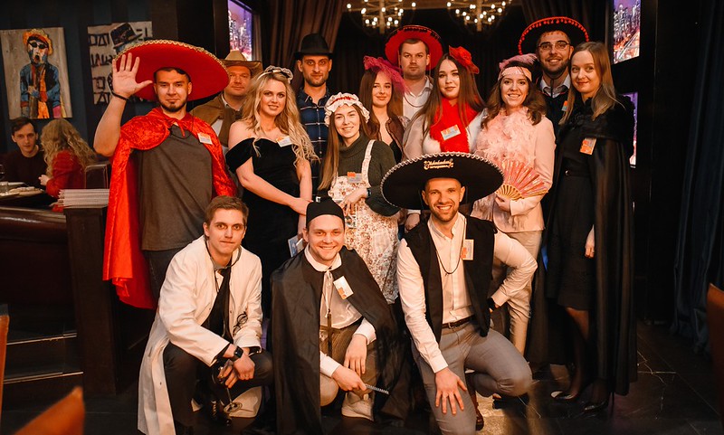 Корпоратив на Новый год в Madrid — празднично украшенный банкетный зал