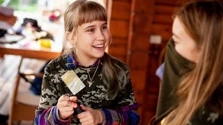 Квест на 8 марта в школе «Остаться в живых»: девочки тестируют новый пистолет против пришельцев Квест на 8 марта в школе «Остаться в живых»: девочки тестируют новый пистолет против пришельцев. alt_img_8-march-school